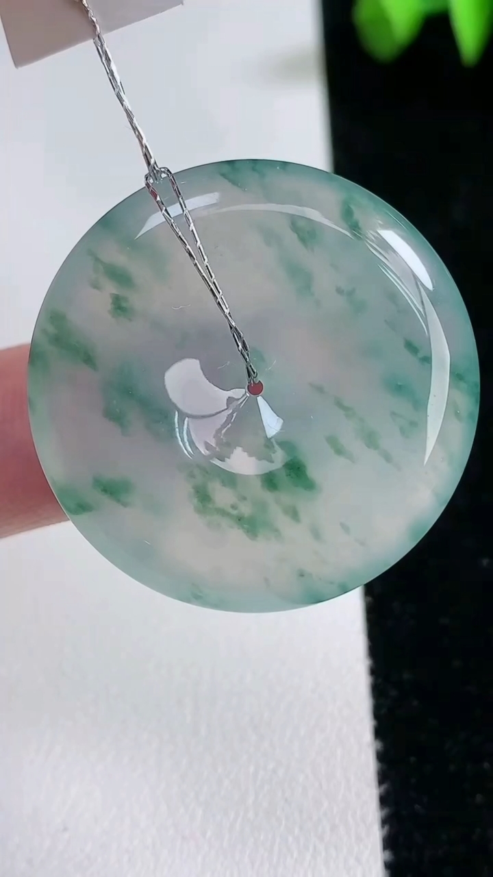 天然A货翡翠种飘花平安扣吊坠，尺寸32.6-5.7，重量:13.56g
3月12日