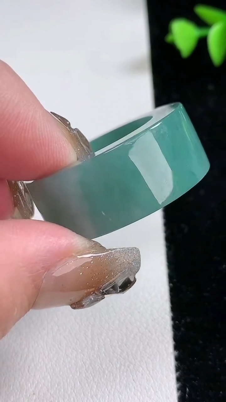 天然A货翡翠冰种飘花方形扳指 指环 戒指，尺寸21.3-12.5-5.8，重量:21.25g2026年3月12日
工厂直销收藏佳品,种好水足，色泽均匀，有种有色，上手高大气！