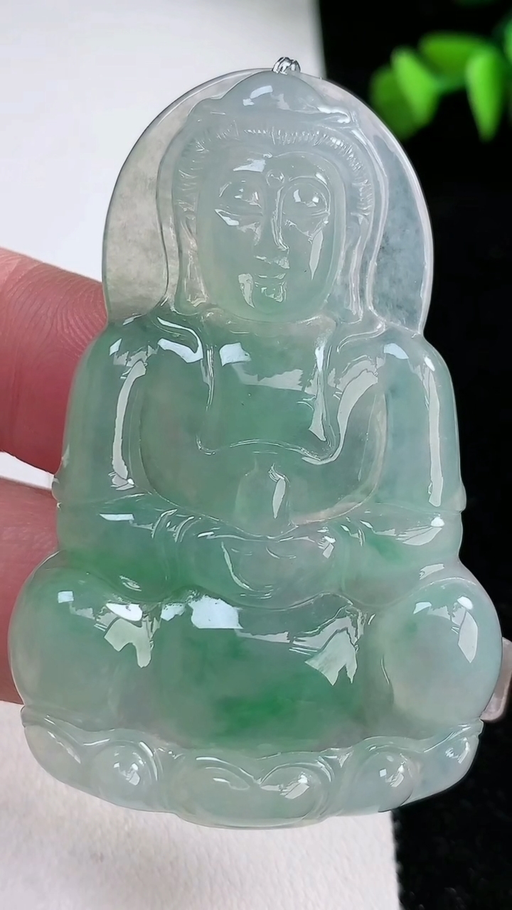 天然A货翡翠正装观音菩萨吊坠，尺寸59.3-38-4.8，重量:20.99g
3月12日