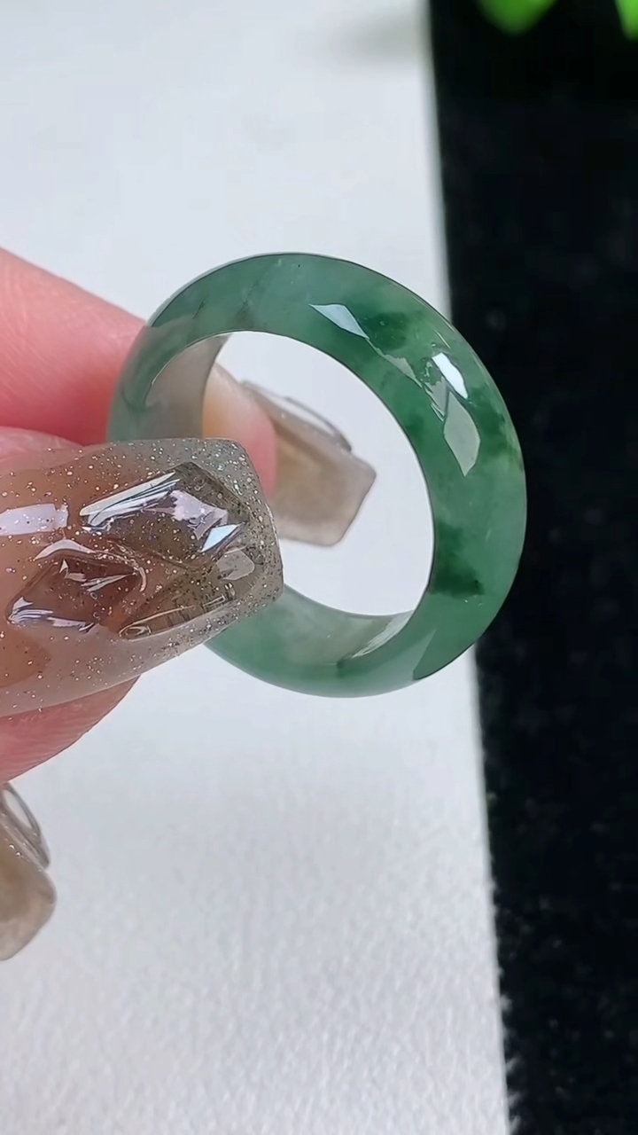 天然A货翡翠冰种飘花指环 戒指，尺寸18-7-2.8，重量:4.00g2026年3月12日
工厂直销收藏佳品,种好水足，色泽均匀，有种有色，上手高大气！