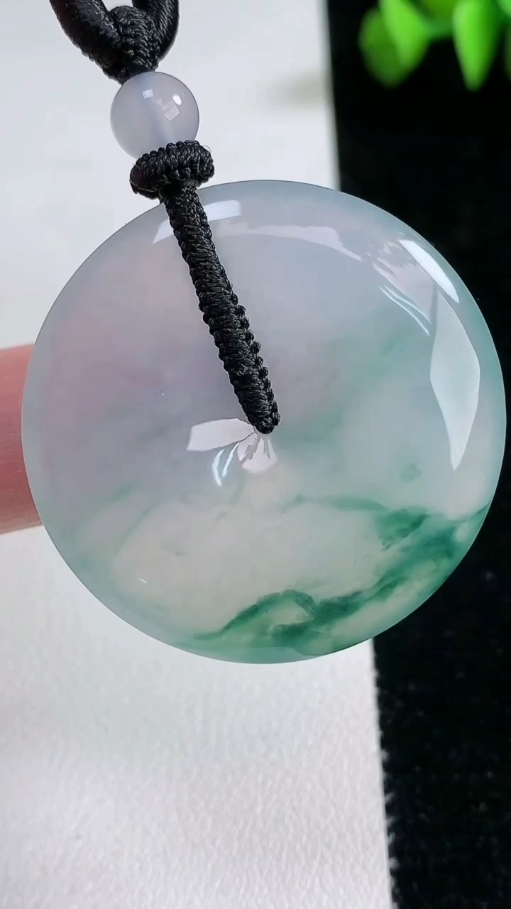 天然A货翡翠种飘花平安扣吊坠，尺寸35.7-5.4，重量:18.97g
3月12日