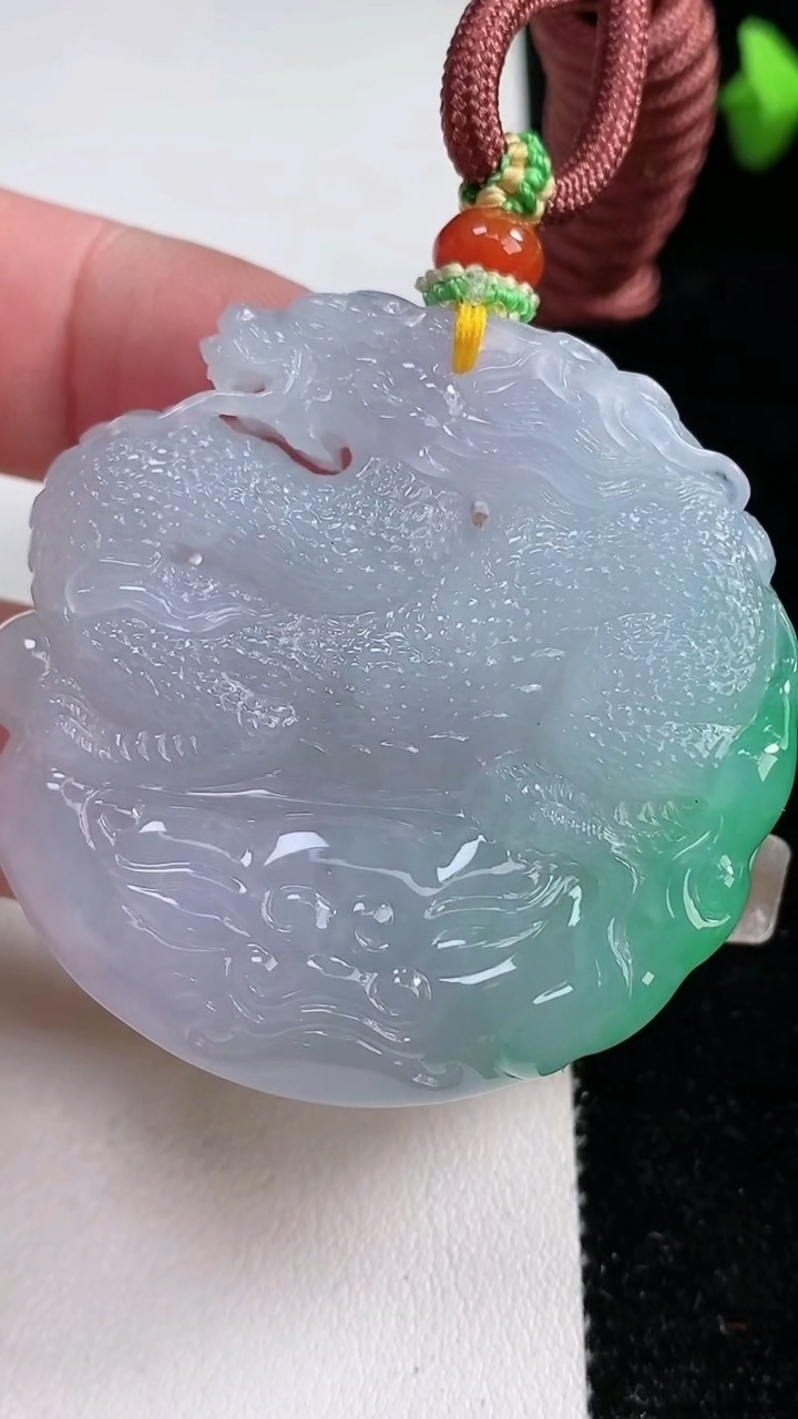 天然A货翡翠龙牌吊坠，尺寸47.4-11，重量:55.58g
3月12日