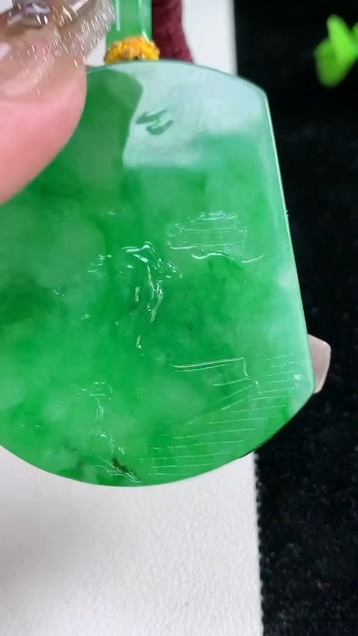 天然A货翡翠山水牌吊坠，尺寸53.3-42.8-5.7，重量:33.17g
3月12日