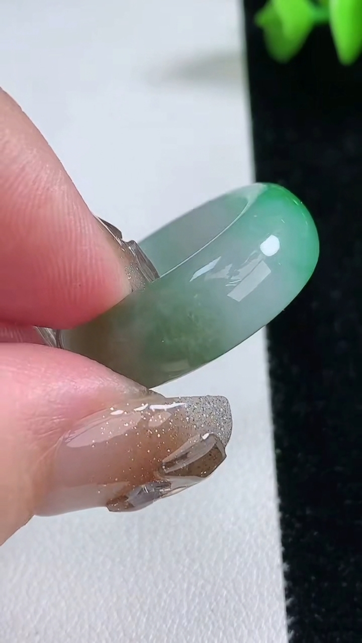 天然A货翡翠指环 戒指 扳指，尺寸19.4-9.2-4.5，重量:9.24g2026年3月12日
工厂直销收藏佳品,种好水足，色泽均匀，有种有色，上手高大气！