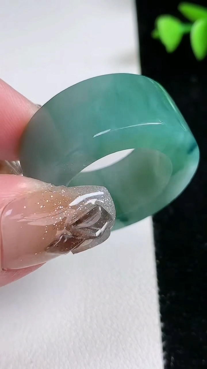 天然A货翡翠飘花方形指环 扳指 戒指，尺寸21.4-12.7-5.8，重量:21.27g2026年3月12日
工厂直销收藏佳品,种好水足，色泽均匀，有种有色，上手高大气！