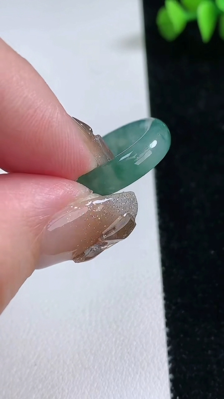 天然A货翡翠冰种飘花指环 戒指，尺寸14.5-5-3.2，重量:3.08g2026年3月12日
工厂直销收藏佳品,种好水足，色泽均匀，有种有色，上手高大气！