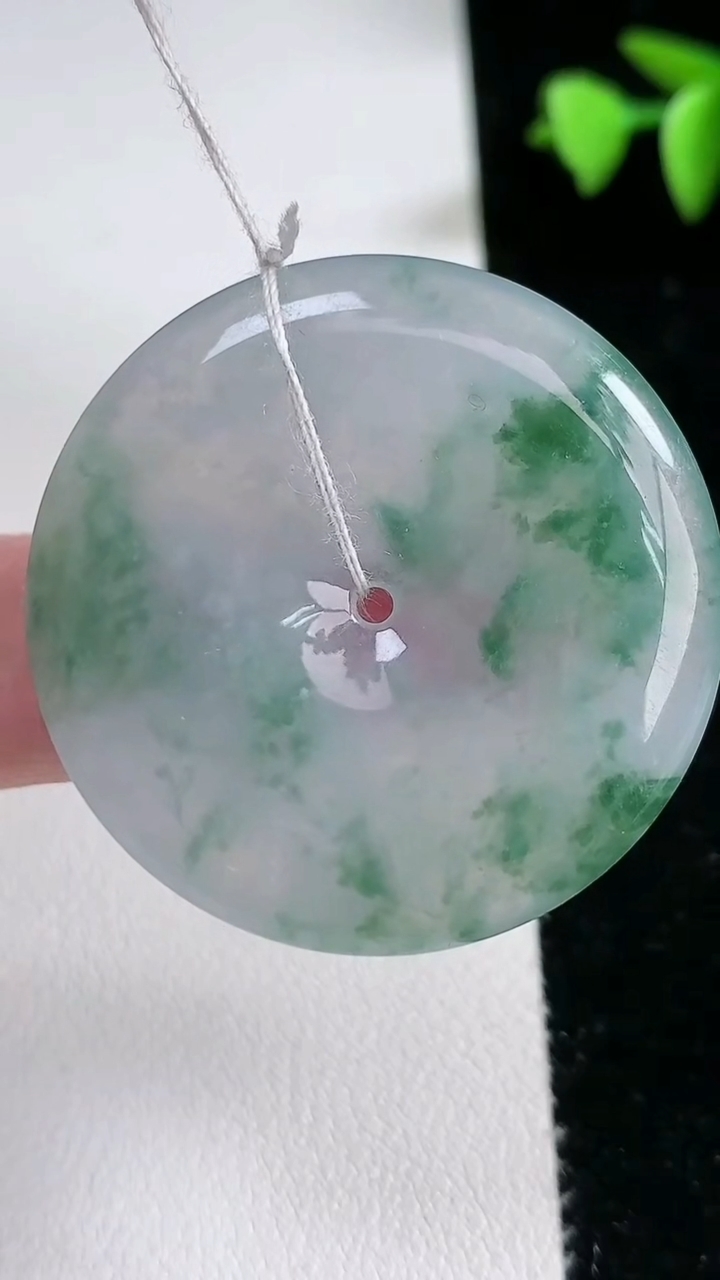 天然A货翡翠冰种飘花平安扣吊坠，尺寸36.8-5，重量:15.88g
3月12日