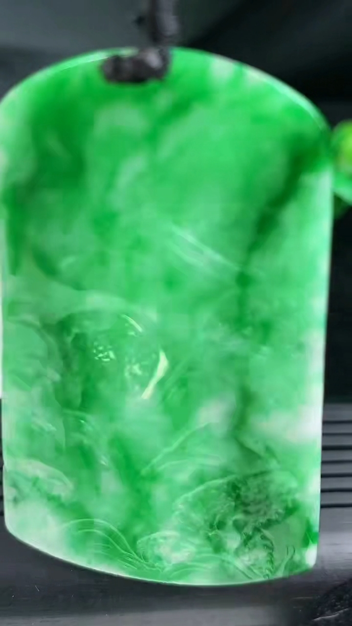 天然A货翡翠山水牌吊坠尺寸64.2-37.5-3.2重量:21.67g
3月12日