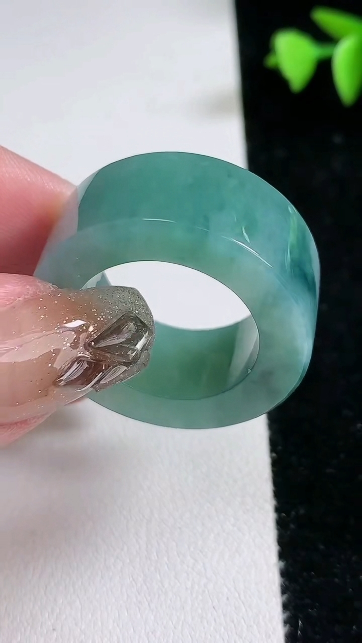 天然A货翡翠冰种飘花方形扳指 指环 戒指，尺寸21.3-12.5-5.8，重量:21.25g2026年3月12日
工厂直销收藏佳品,种好水足，色泽均匀，有种有色，上手高大气！