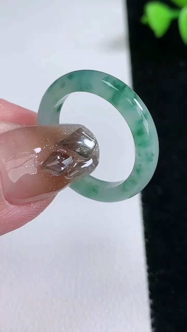 天然A货翡翠冰种飘花指环 戒指，尺寸18.4-4-3，重量:2.65g2026年3月12日
工厂直销