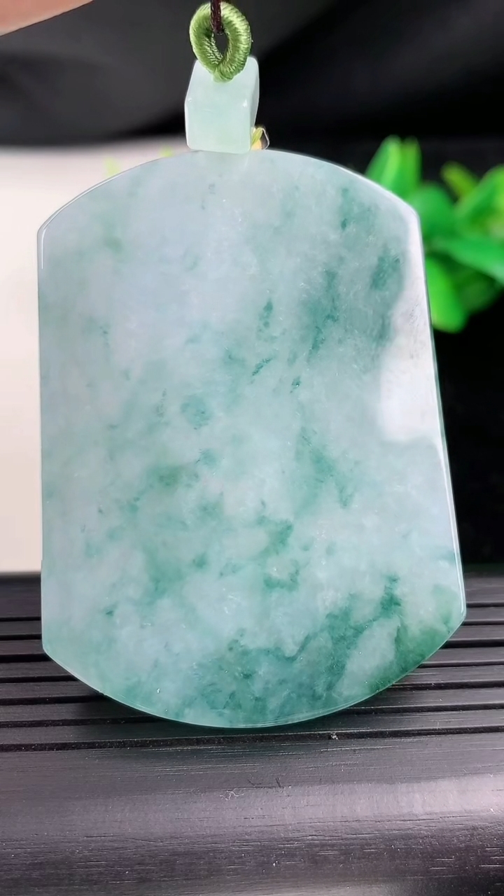 天然A货翡翠飘花无事牌吊坠尺寸55.3-40.1-5.1重量:37.41g
3月12日