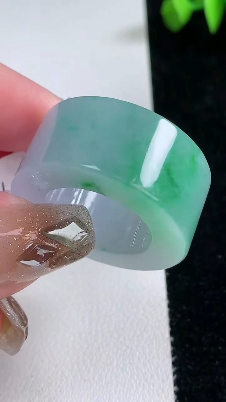 天然A货翡翠方形指环 扳指 戒指，尺寸19.3-14-6，重量:24.93g2026年3月12日
工厂直销收藏佳品,种好水足，色泽均匀，有种有色，上手高大气！