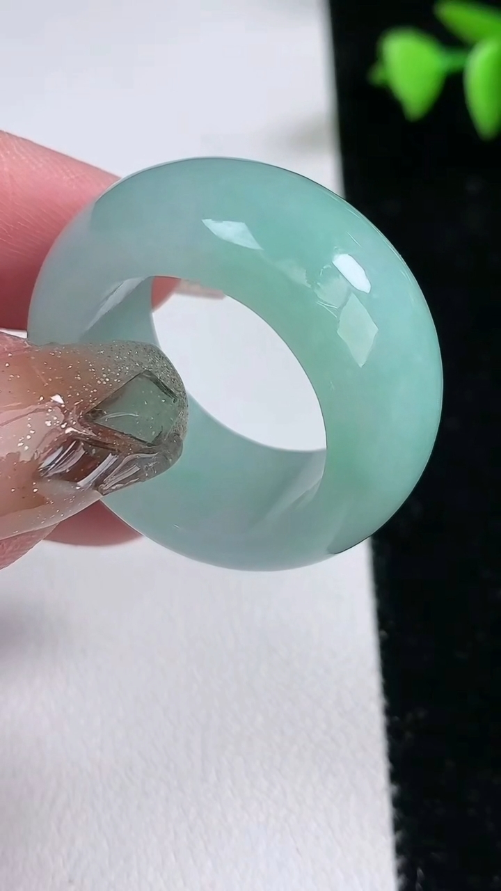 天然A货翡翠指环 扳指 戒指，尺寸21.2-13-5，重量:17.08g2026年3月12日
工厂直销收藏佳品,种好水足，色泽均匀，有种有色，上手高大气！