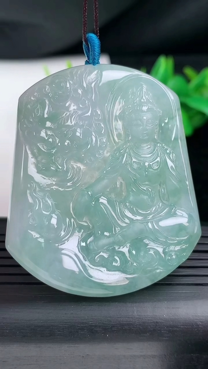 天然A货翡翠冰种飘花文殊菩萨吊坠尺寸54.2-46.3-5重量:26.92g
3月12日