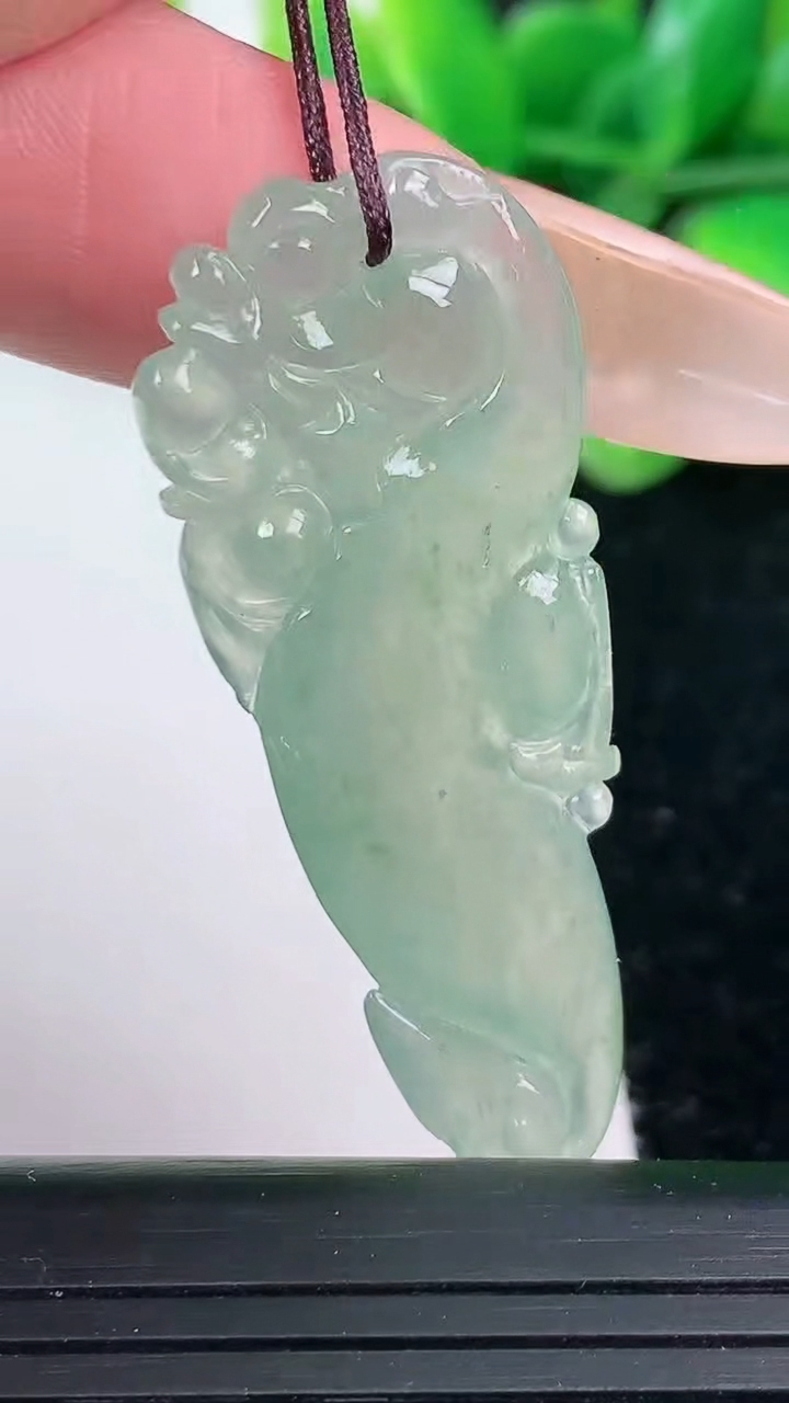 天然A货翡翠冰种飘花龙牌吊坠尺寸46.3-17.7-3.2重量:5.54g
3月12日