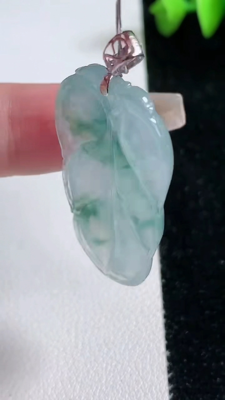 天然A货翡翠种飘花金枝玉叶 叶子吊坠，尺寸42.4-22-4.6，重量:7.72g
3月12日