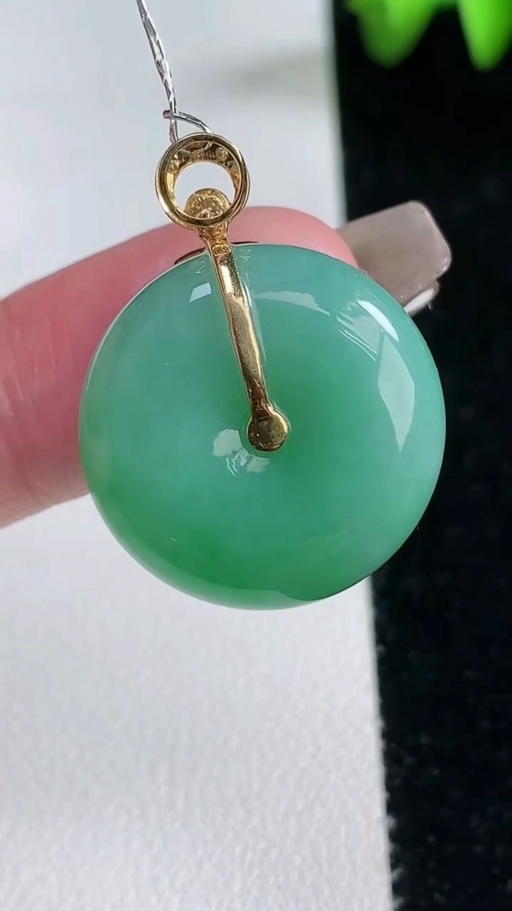 天然A货翡翠平安扣吊坠，尺寸22-8，重量:9.69g
3月12日