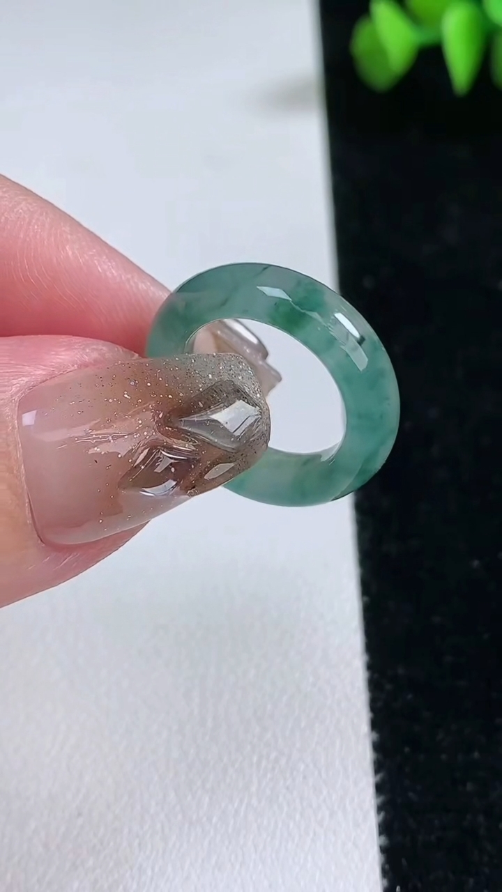 天然A货翡翠冰种飘花指环 戒指，尺寸14.5-5-3.2，重量:3.08g2026年3月12日
工厂直销收藏佳品,种好水足，色泽均匀，有种有色，上手高大气！