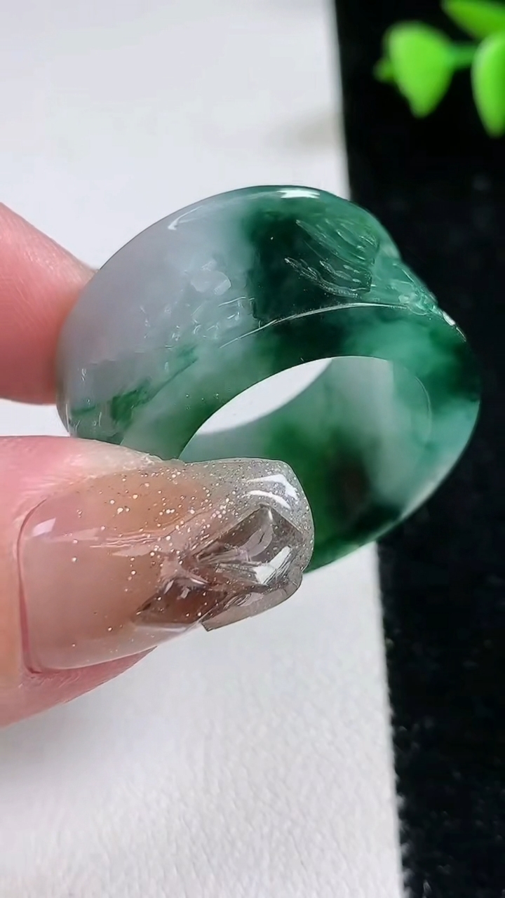 天然A货翡翠扳指 戒指，尺寸21.3-14-4.6，重量:15.99g2026年3月12日
工厂直销收藏佳品,种好水足，色泽均匀，有种有色，上手高大气！