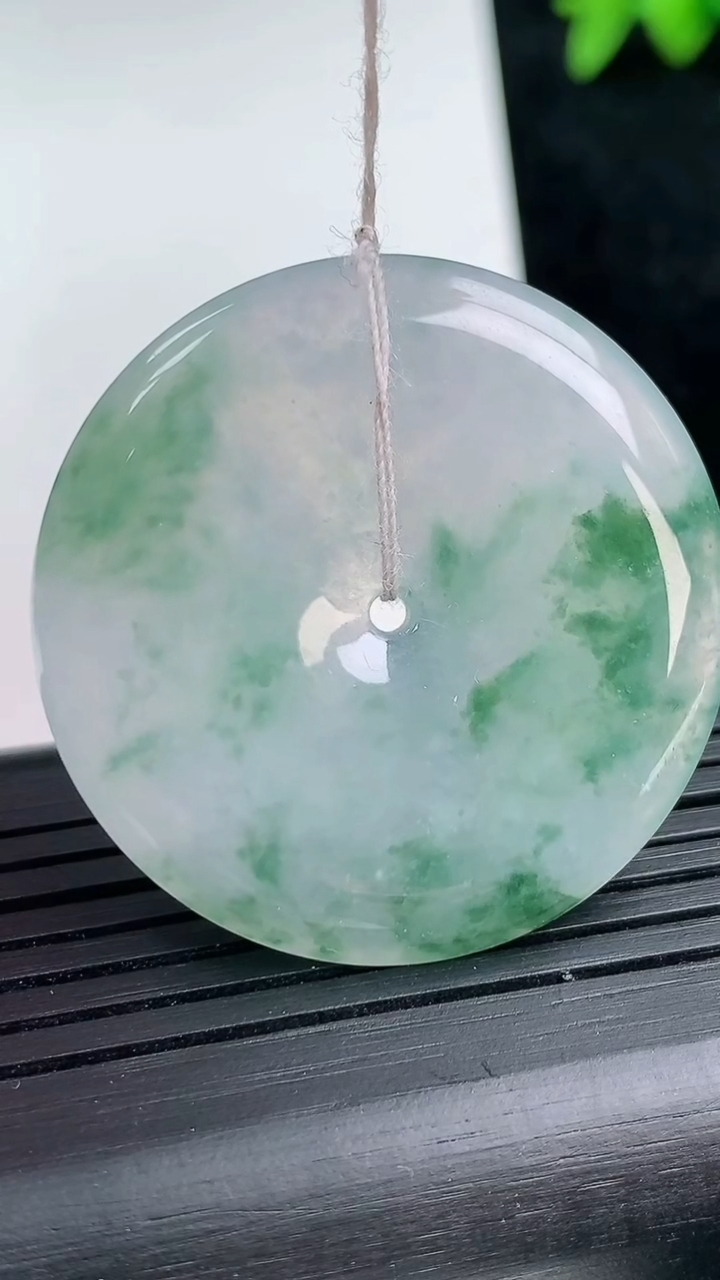 天然A货翡翠冰种飘花平安扣吊坠尺寸36.7-5.1重量:15.82g
3月12日