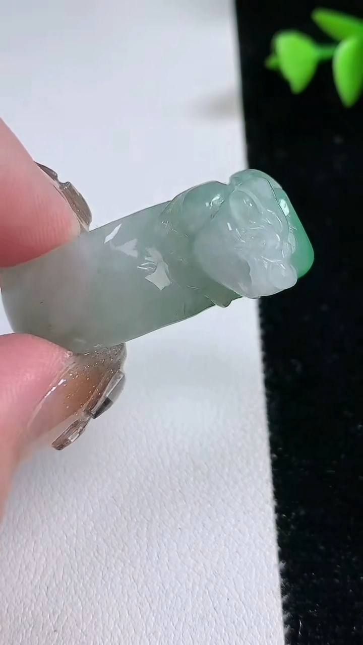 天然A货翡翠貔貅扳指 戒指，尺寸21-14-13.4，重量:18.87g2026年3月12日
工厂直销收藏佳品,种好水足，色泽均匀，有种有色，上手高大气！