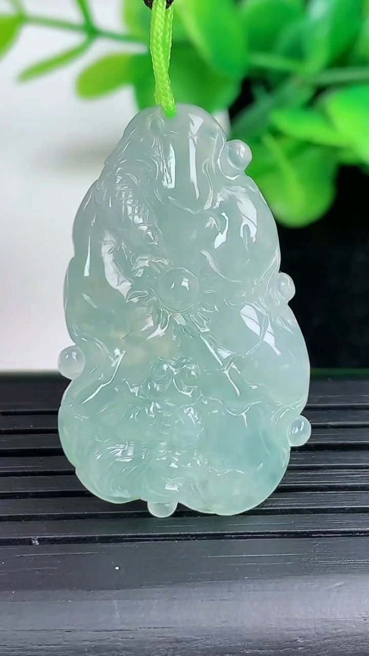 天然A货翡翠年年有余吊坠尺寸35.6-21.8-4.6重量:6.49g
3月12日