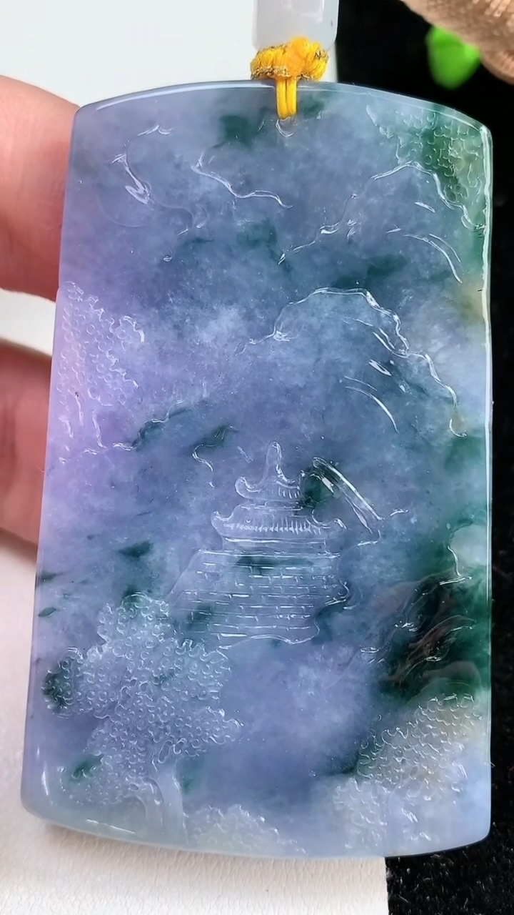 天然A货翡翠紫罗兰 飘花山水牌吊坠，尺寸68.8-43-6，重量:53.18g
3月12日