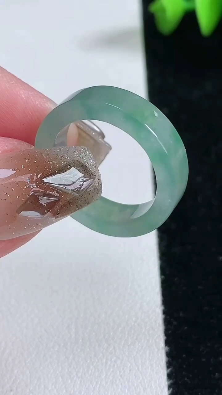 天然A货翡翠冰种飘花方形指环 戒指，尺寸18-5.5-3重量:4.17g2026年3月12日
工厂直