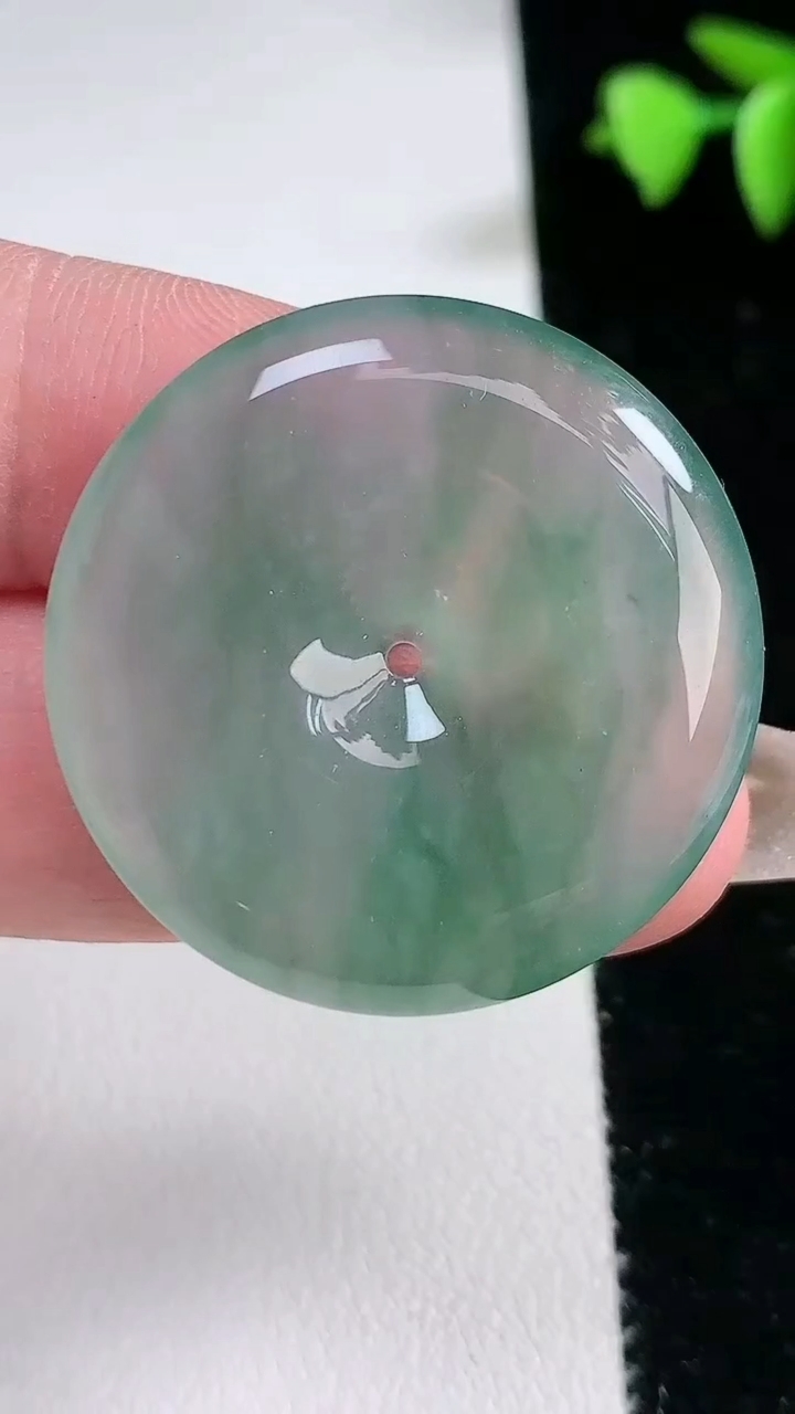 天然A货翡翠种飘花平安扣吊坠，尺寸32.6-5.3，重量:12.19g
3月12日