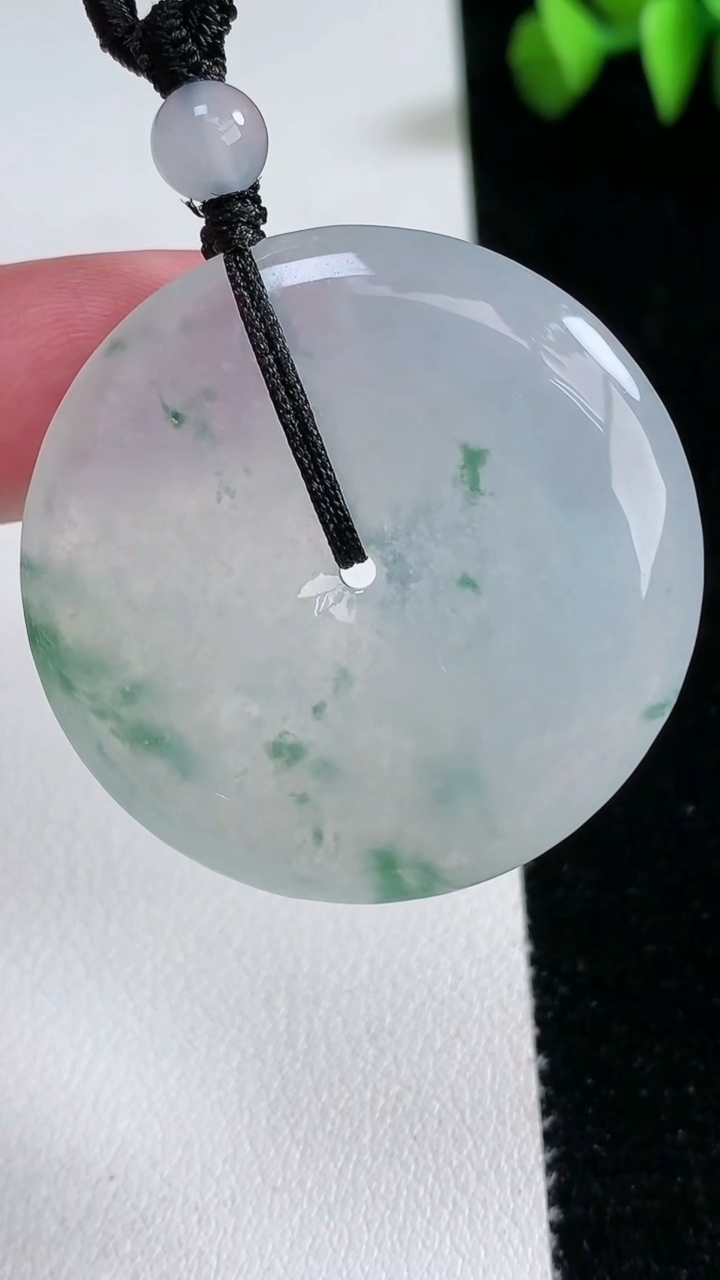 天然A货翡翠种飘花平安扣吊坠，尺寸37.3-6，重量:20.13g
3月12日