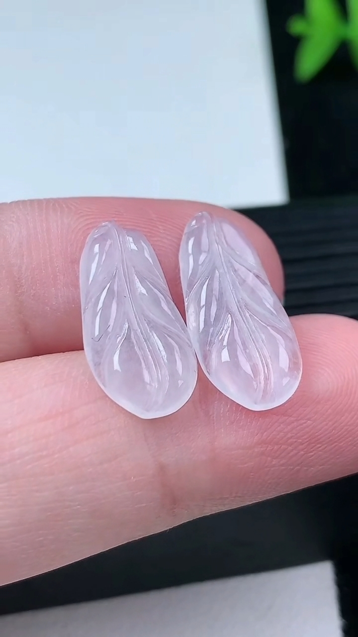 天然A货翡翠金枝玉叶 叶子镶嵌件一对尺寸19-8.7-2.2重量:1.87g
3月12日