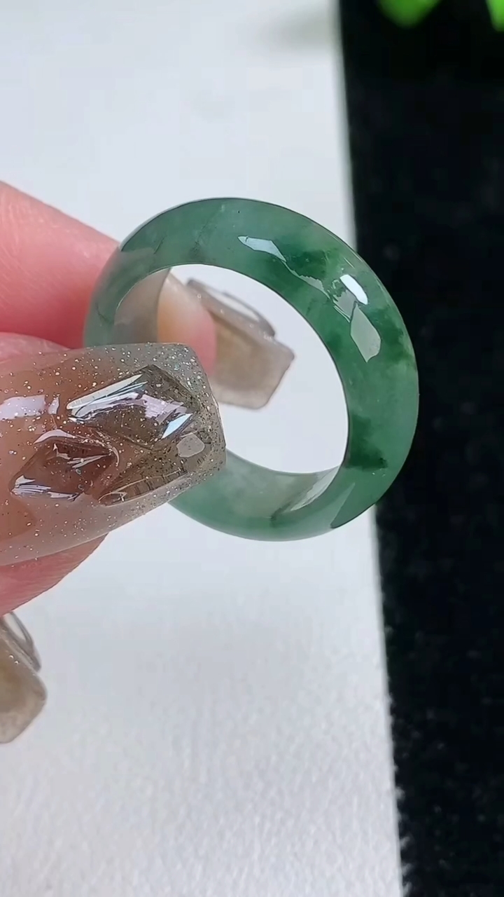 天然A货翡翠冰种飘花指环 戒指，尺寸18-7-2.8，重量:4.00g2026年3月12日
工厂直销