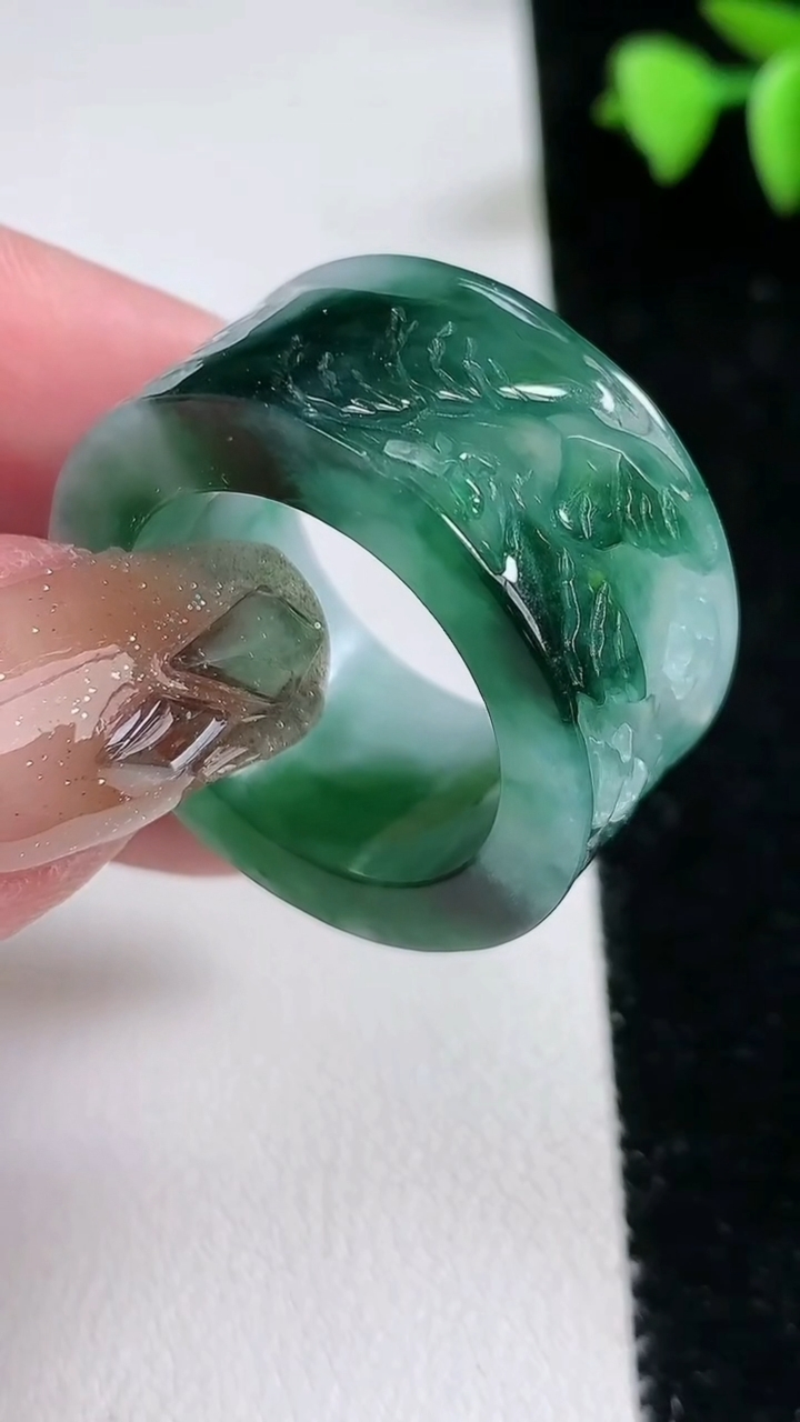 天然A货翡翠扳指 戒指，尺寸21.3-14-4.6，重量:15.99g2026年3月12日
工厂直销收藏佳品,种好水足，色泽均匀，有种有色，上手高大气！