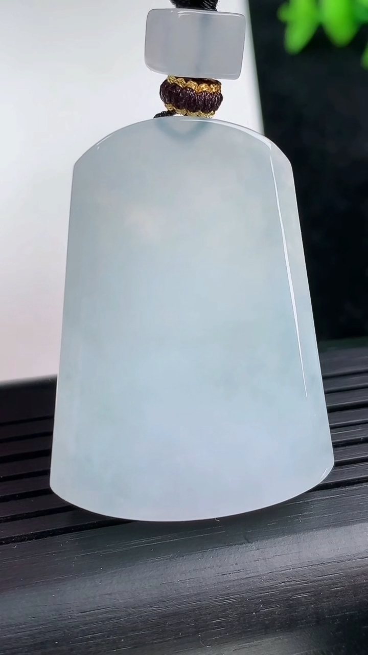 天然A货翡翠无事牌吊坠尺寸39.9-28.4-4.8重量:19.40g
3月12日