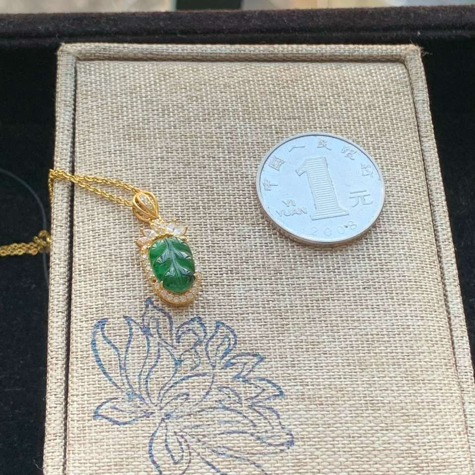 A货天然翡翠冰糯种满绿925银叶子吊坠重量1.41
3月12日