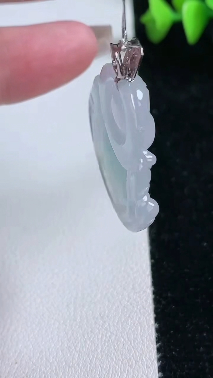 天然A货翡翠佛公吊坠，尺寸30.3-31.5-5.8，重量:8.78g
3月12日