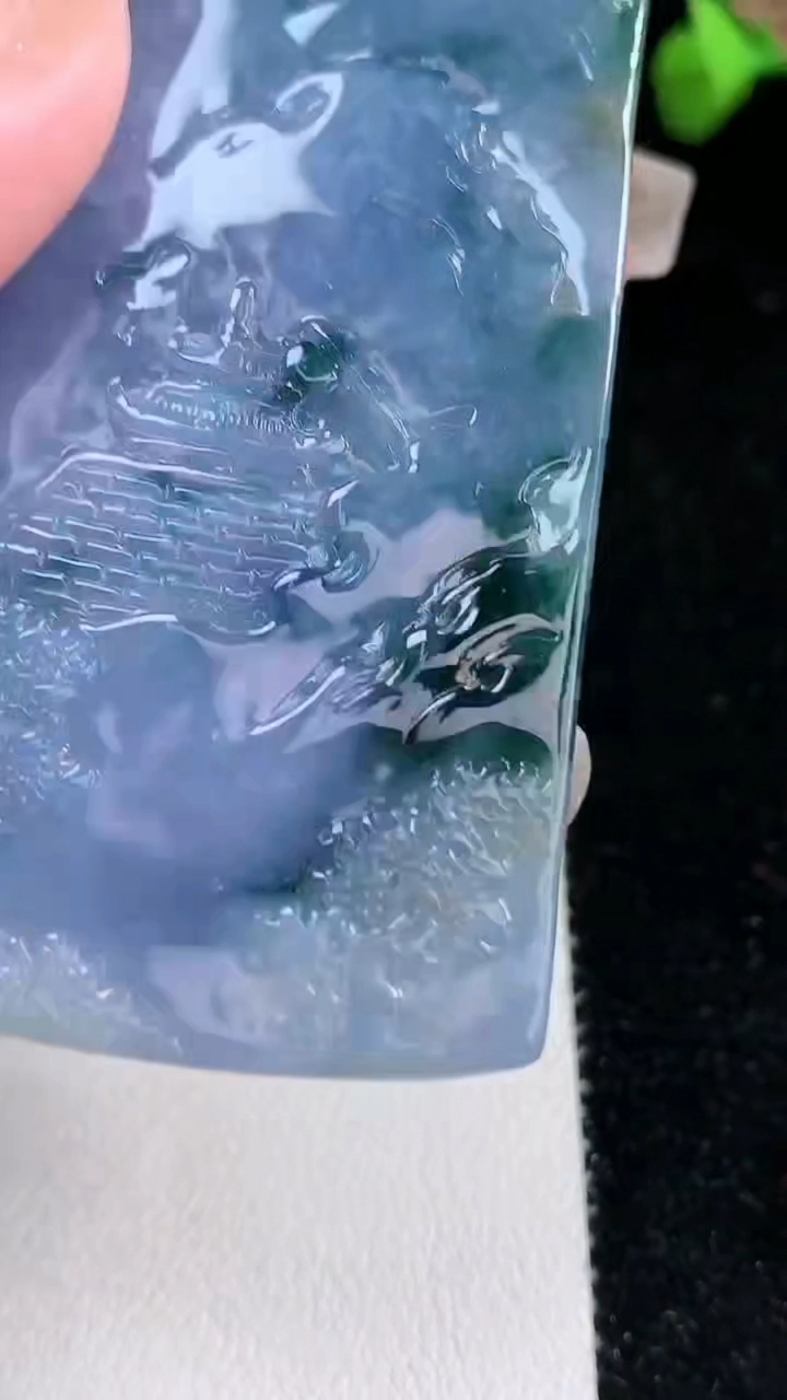 天然A货翡翠紫罗兰 飘花山水牌吊坠，尺寸68.8-43-6，重量:53.18g
3月12日