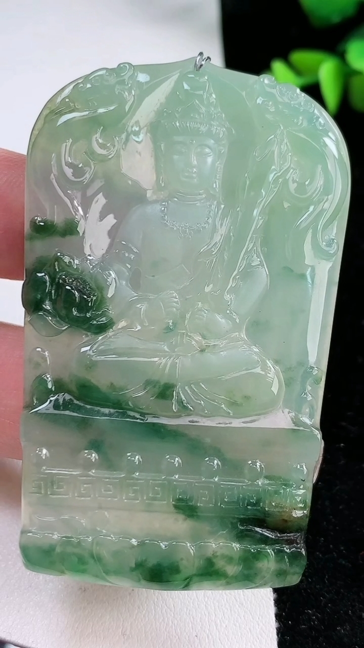 天然A货翡翠种飘花虚空藏菩萨吊坠，尺寸69.8-43.6-5.1，重量:41.47g
3月12日