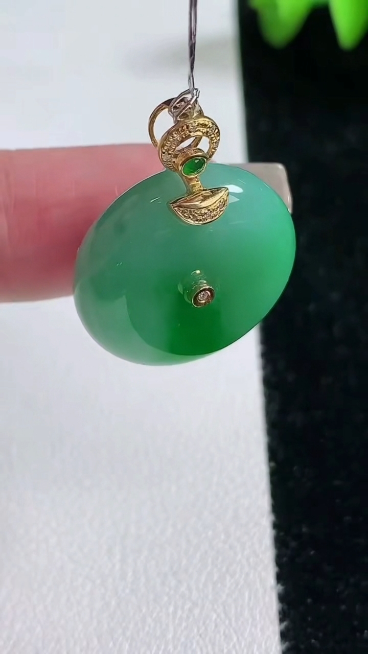 天然A货翡翠平安扣吊坠，尺寸22-8，重量:9.69g
3月12日