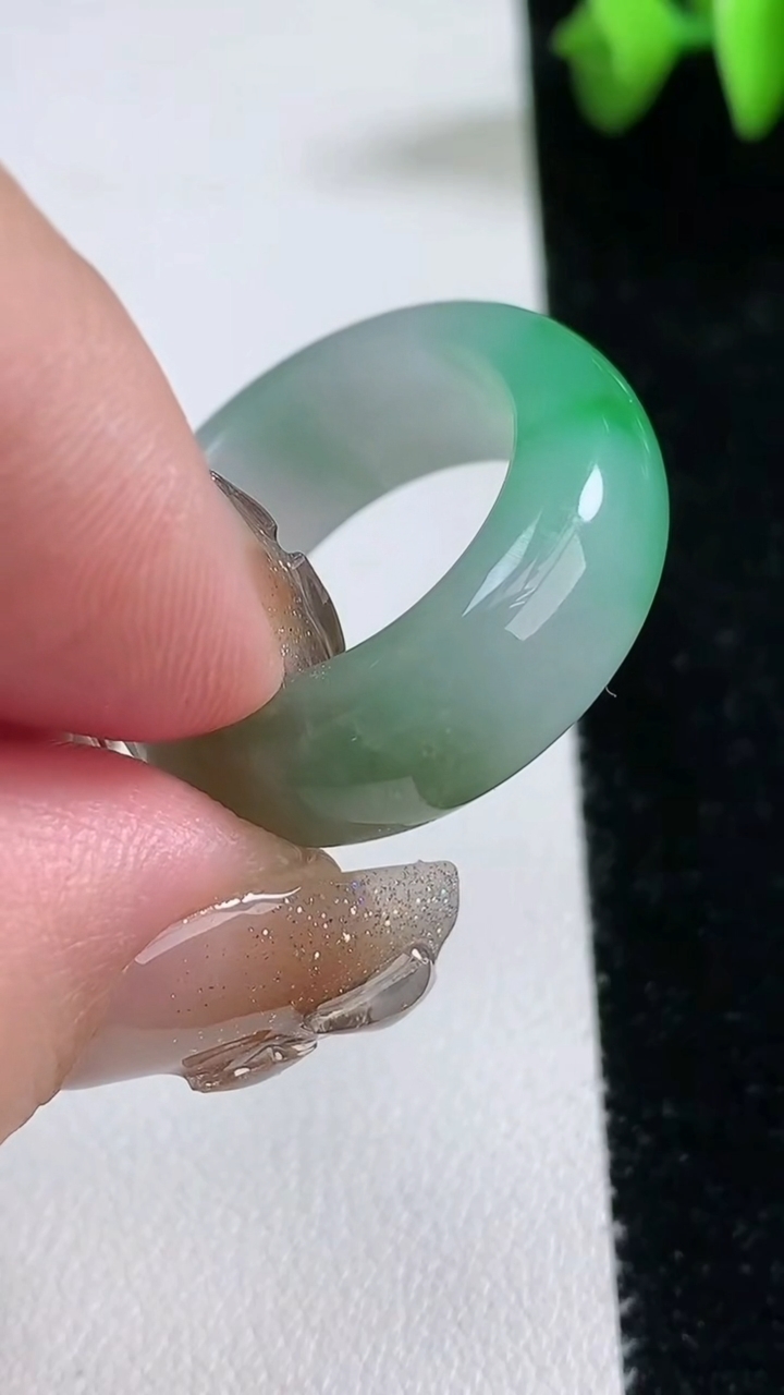 天然A货翡翠指环 戒指 扳指，尺寸19.4-9.2-4.5，重量:9.24g2026年3月12日
工厂直销收藏佳品,种好水足，色泽均匀，有种有色，上手高大气！