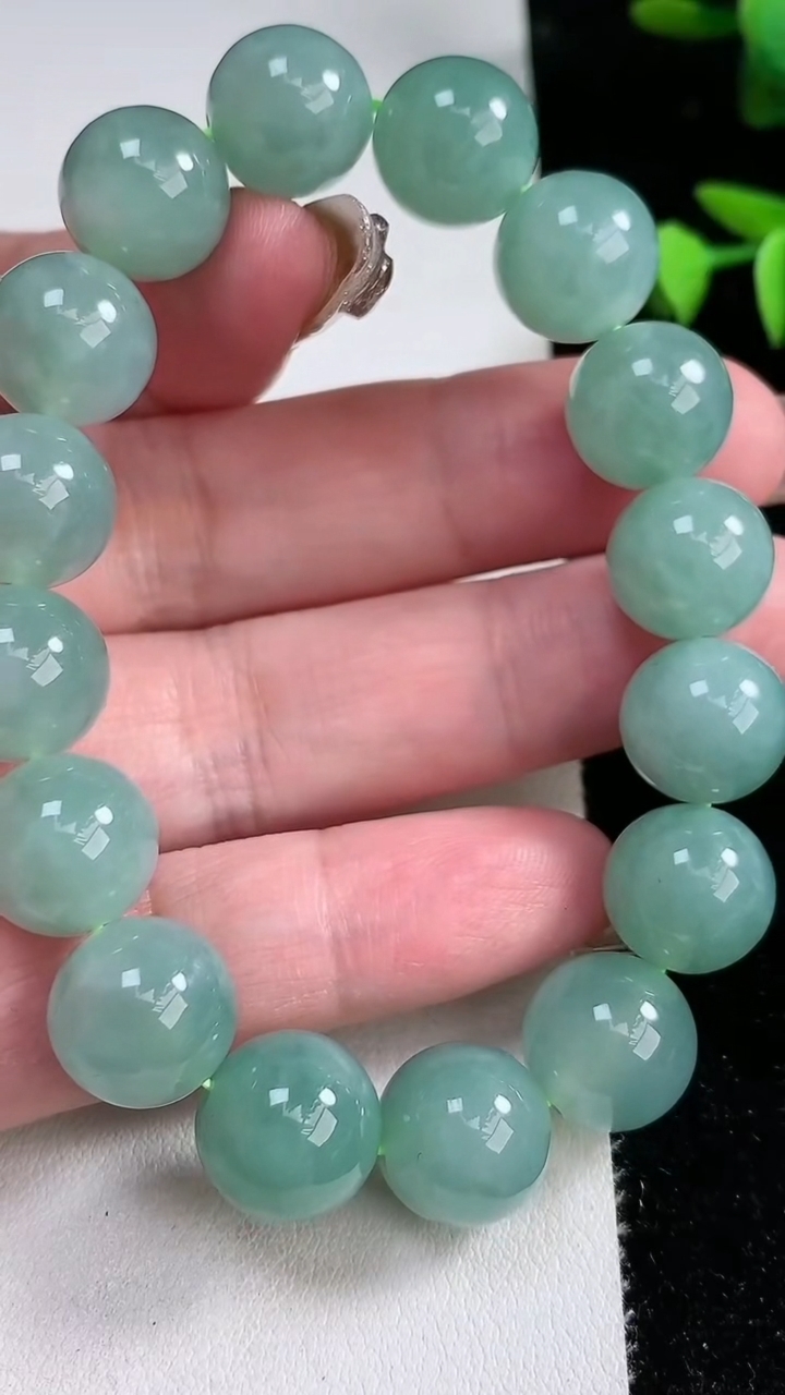 天然A货翡翠圆珠手串，尺寸12.2，重量:52.42g3月12日
工厂直销收藏佳品,种好水足，色泽均匀，有种有色，上手高大气！