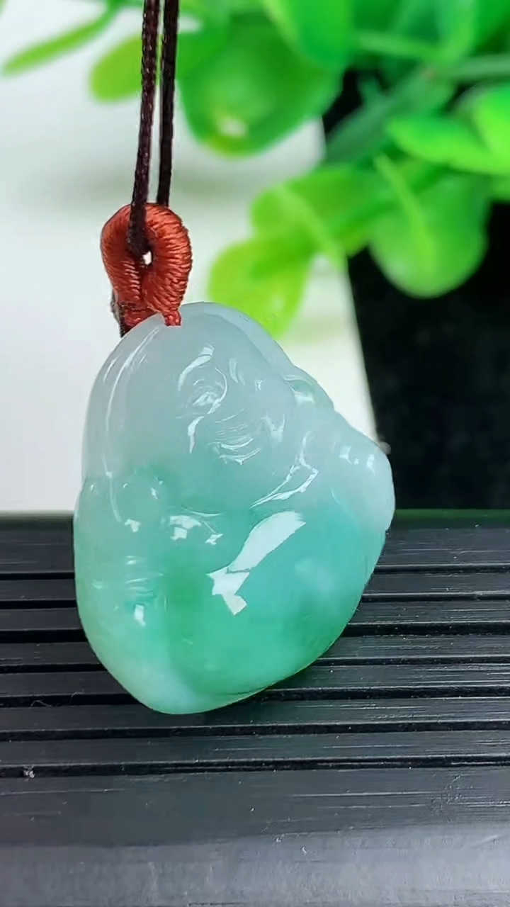 天然A货翡翠佛公吊坠尺寸22.6-23.3-5.3重量:5.40g
3月12日