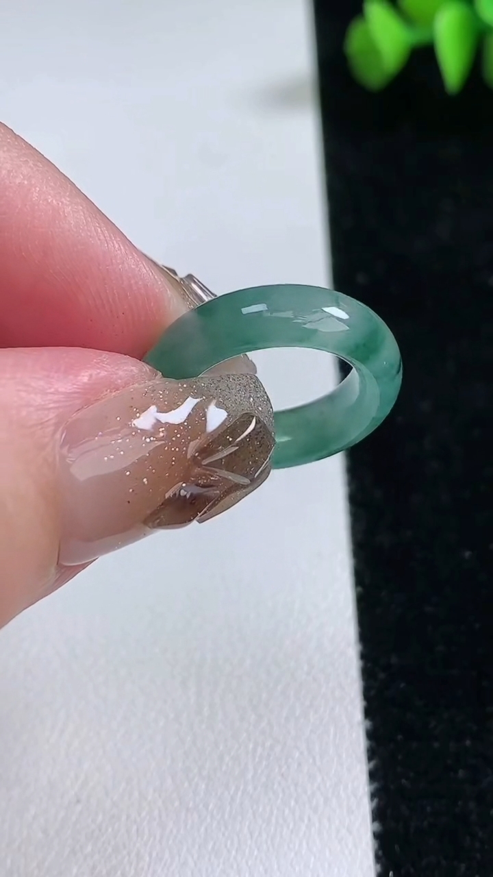 天然A货翡翠冰种飘花指环 戒指，尺寸14.5-5-3.2，重量:3.08g2026年3月12日
工厂直销收藏佳品,种好水足，色泽均匀，有种有色，上手高大气！