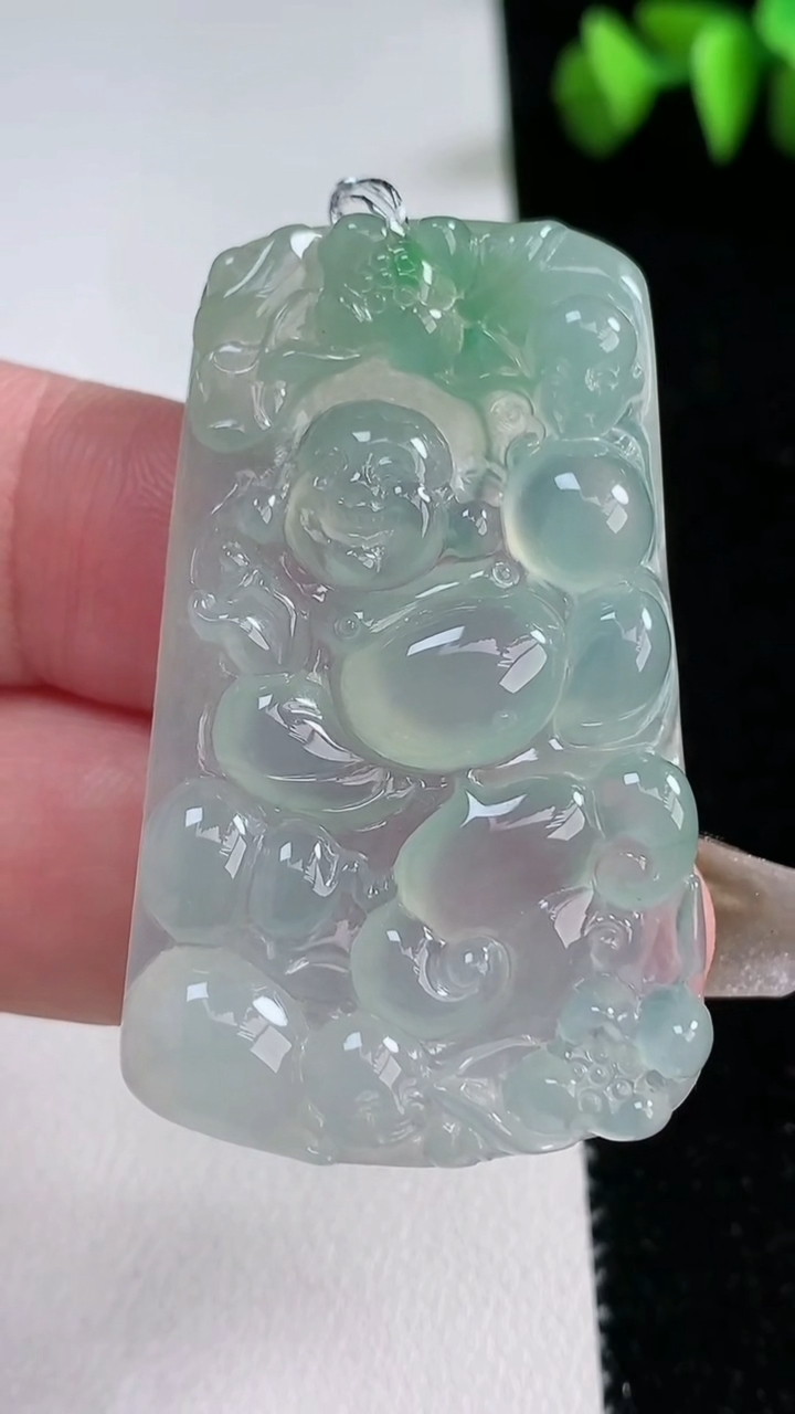 天然A货翡翠逍遥佛公吊坠，尺寸46.4-28.5-5.2，重量:15.06g
3月12日