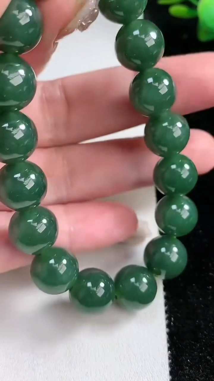 天然A货翡翠圆珠手串，尺寸12，重量:51.45g3月12日
工厂直销收藏佳品,种好水足，色泽均匀，有种有色，上手高大气！
