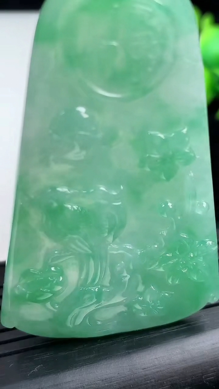 天然A货翡翠鸟语花香吊坠尺寸63.5-39.3-4.7重量:23.06g
3月12日