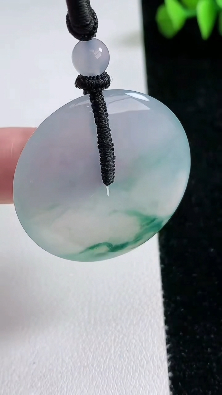 天然A货翡翠种飘花平安扣吊坠，尺寸35.7-5.4，重量:18.97g
3月12日