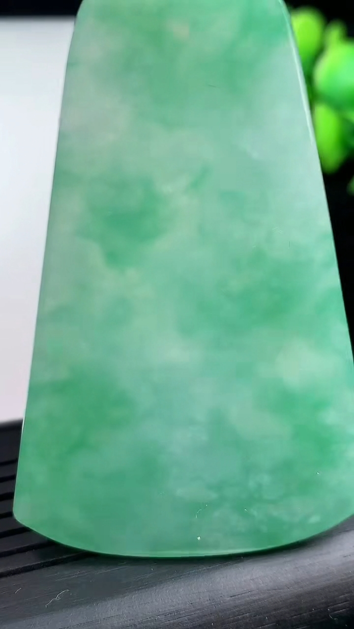 天然A货翡翠鸟语花香吊坠尺寸63.5-39.3-4.7重量:23.06g
3月12日