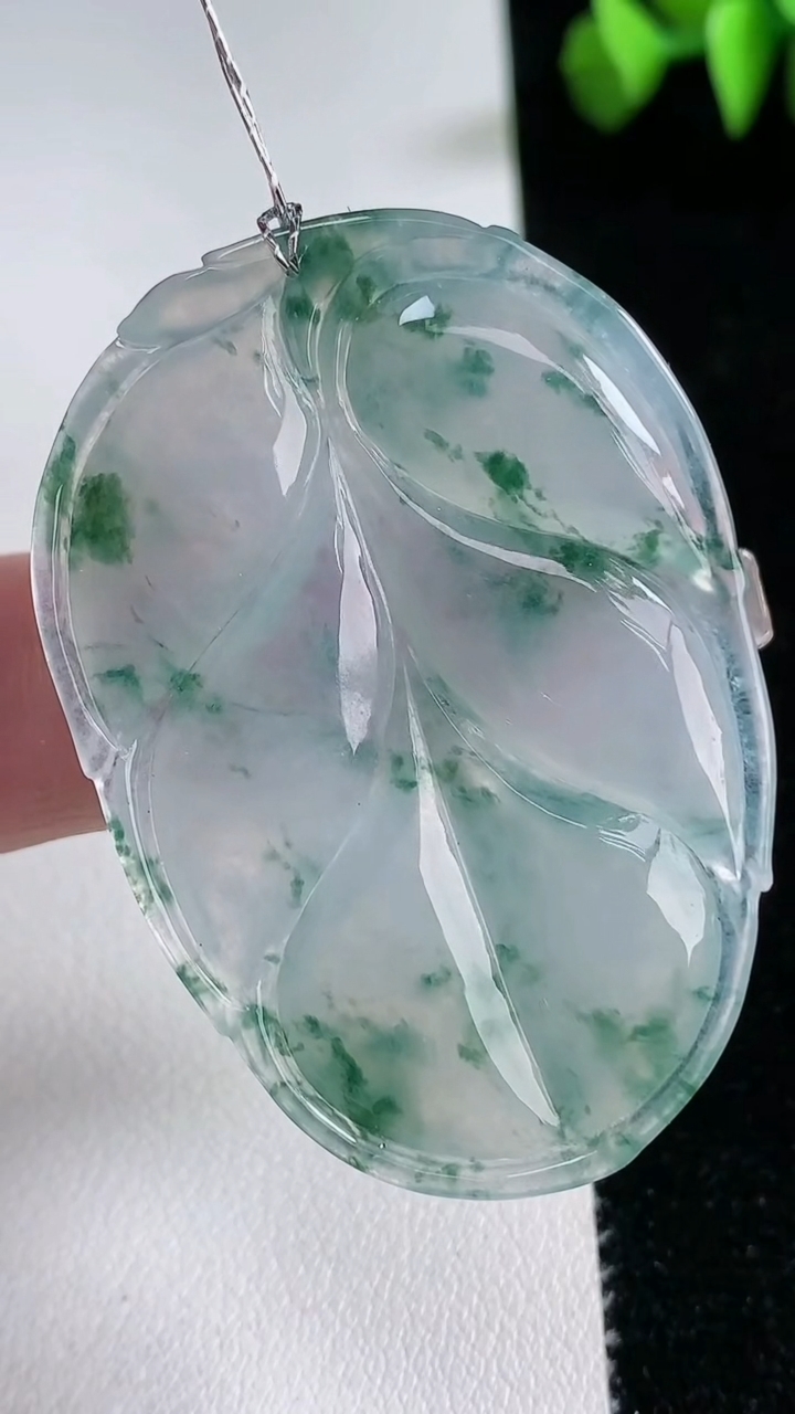 天然A货翡翠种飘花金枝玉叶 叶子吊坠，尺寸48.8-34-5.4，重量:16.63g
3月12日