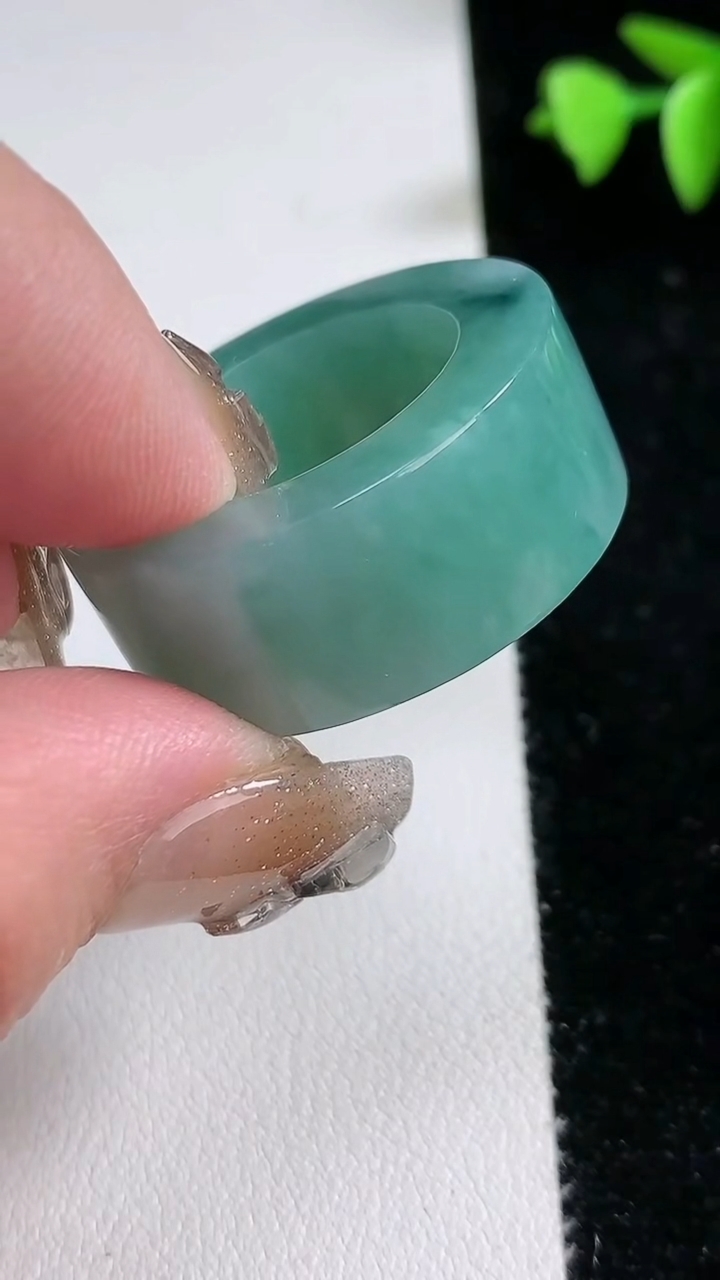 天然A货翡翠冰种飘花方形扳指 指环 戒指，尺寸21.3-12.5-5.8，重量:21.25g2026年3月12日
工厂直销收藏佳品,种好水足，色泽均匀，有种有色，上手高大气！